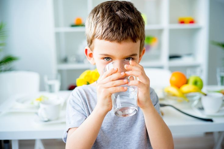 اهمیت نوشیدن آب سالم برای کودکان؛ چرا کیفیت آب آشامیدنی اهمیت زیادی دارد؟